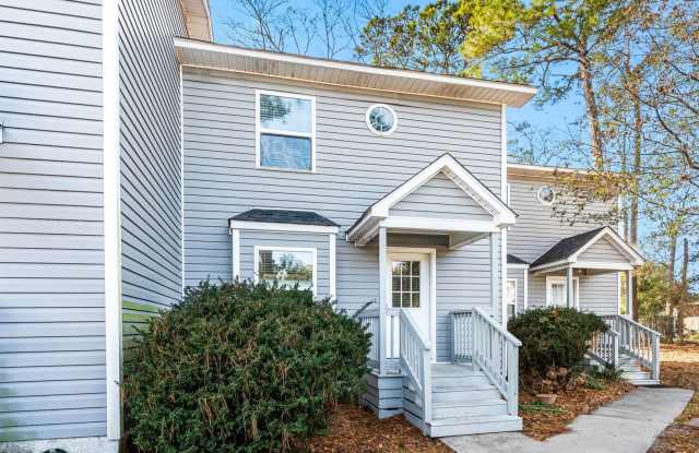 Reduced Rent for Any Lease Signed in Feb!! 8 Blocks to the Beach!! photos photos