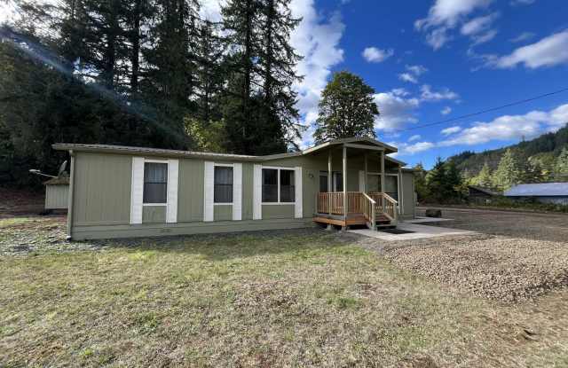 Charming 2-Bed, 2-Bath Country Retreat with Modern Comforts and Open Layout Gallery 4