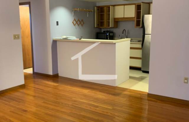 Spacious 1 bed w In Unit Laundry near T. PARKING INCLUDED photos photos