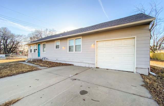 2-Bedroom, 1 Bath Single Family for Rent in Kansas City, MO | Attached Garage & Modern Kitchen Gallery 4
