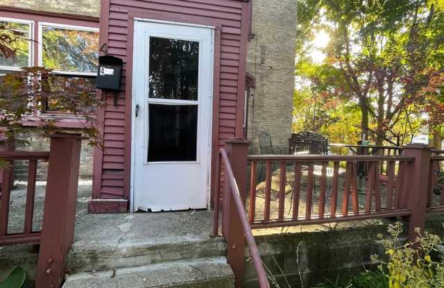 Heritage Hill One-Bedroom, One-Bathroom Apartment! photos photos