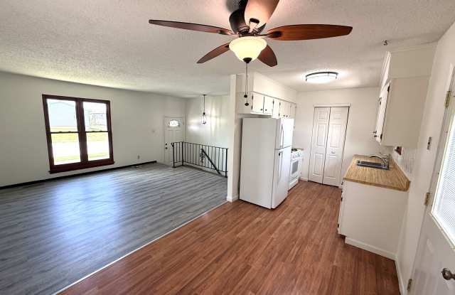 1403 Emerald Dr photos photos