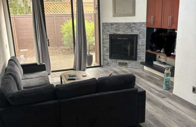 Furnished Short Term Rental!! 2 bedroom 2 bath, WiFi and Garbage included! - 1320 North Street, Santa Rosa, CA 95404