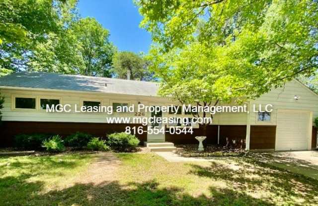 Charming Ranch Style Home Minutes From Downtown Lee's Summit photos photos