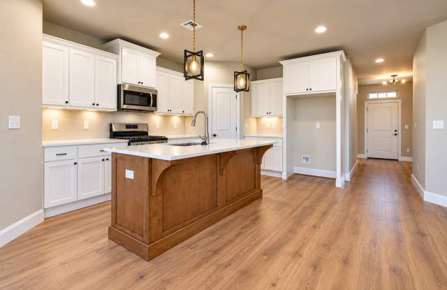 Brand-New 4BR/2BA Home with Modern Finishes in Yukon Gallery 4