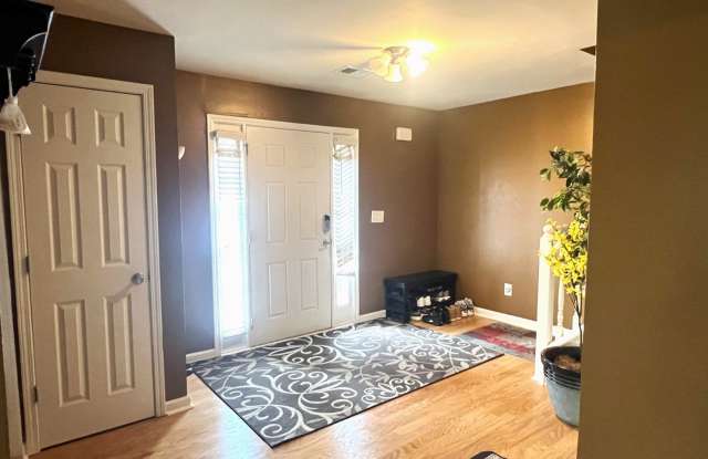 Spacious 4BD/2.5B Home in Hampton Gallery 4