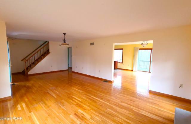 907 Thornberry Court Gallery 3