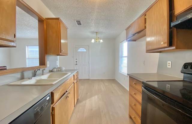 3 bed 1 bath now available in southeast Lubbock Gallery 3