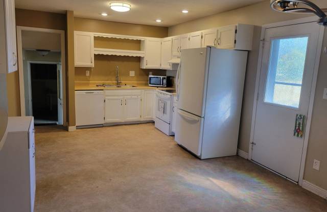 3Bedroom 1 1/2 BABi Level Home for Rent Gallery 4