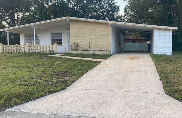 2 Bedrooms 2 baths Orange City - 620 Poinsettia Drive, Volusia County, FL 32763