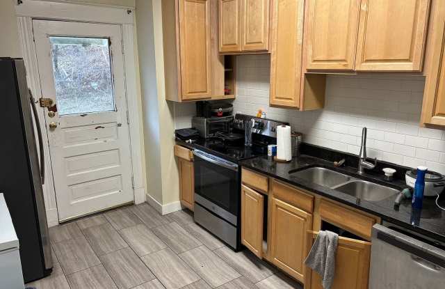 3 bed,1 bath House. Perfect for Students Gallery 4