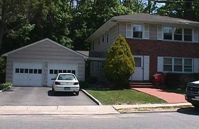 192 Nassau Road - 192 Nassau Road, Huntington, NY 11743