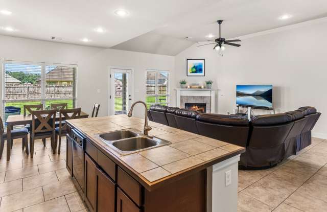 Charming 3BR/2BA Home in the Heart of Prairieville! Gallery 3