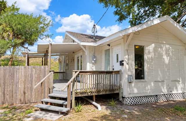 7704 North Huntley Avenue Gallery 2