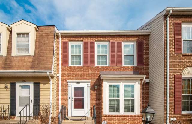 Gorgeous and updated 3Bd/2.5Bth townhome in the Town of Forest Hills! w/2 assigned parking space! photos photos