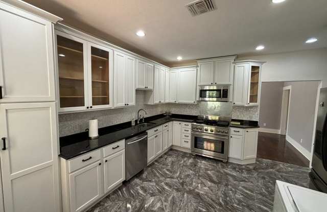 Room in 2 Bedroom Home at Avant Ave photos photos