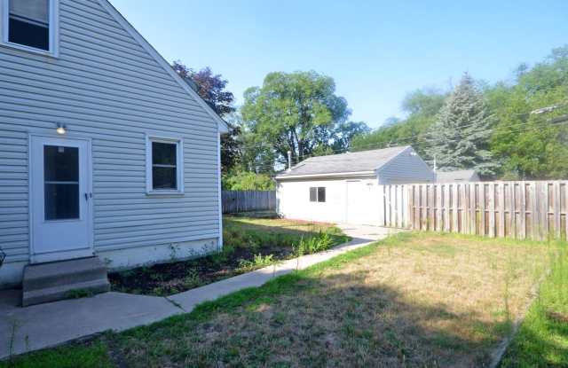 Beautiful 3 Bed 1 Bath Home With Fence and Garage photos photos