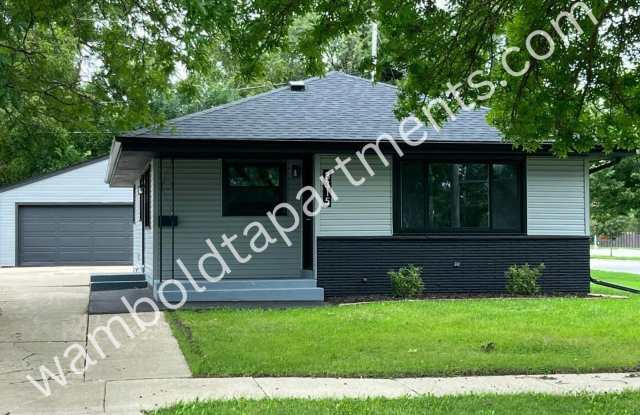 3 bedroom 1.5 bath house with HUGE 3 car detached garage! Gallery 1