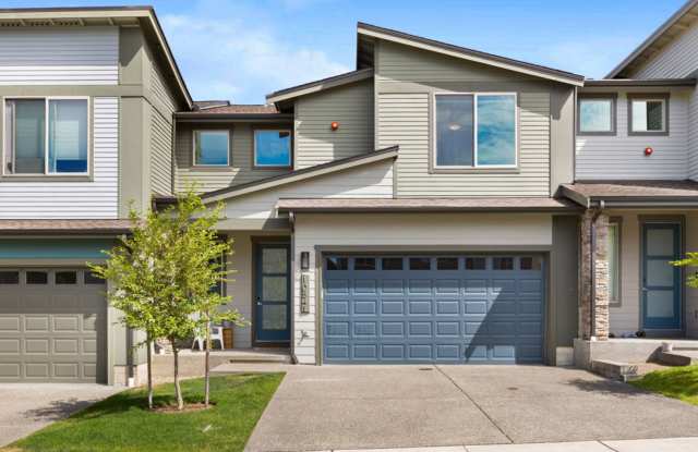 Bright 3-Bedroom Edgewood Townhome with Loft and 2-Car Garage Gallery 1