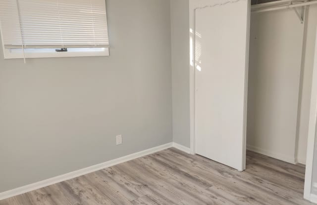 526 S 36th St - 526 South 36th Street, Omaha, NE 68105