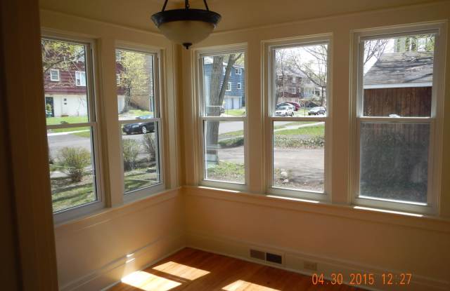 210 Clarke - Available 6/1/27 - Beautiful Corner Lot Home On Quiet Residential Street Gallery 4