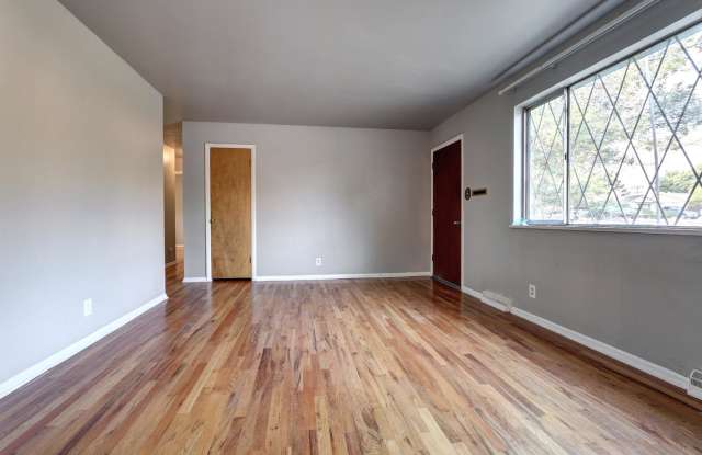 Beautiful Brick Ranch Home in a Corner Lot! Gallery 3