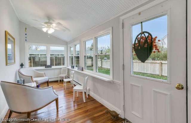 519 1/2 Saint Clair Avenue Gallery 4