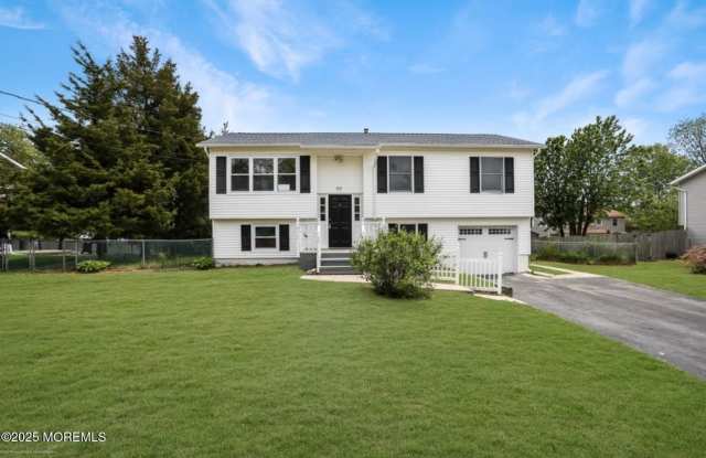 821 Holiday Court - 821 Holiday Court, Toms River, NJ 08753