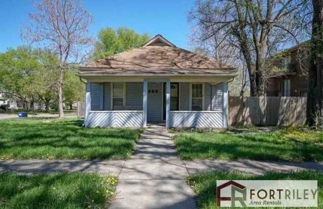Charming Corner lot for rent! photos photos