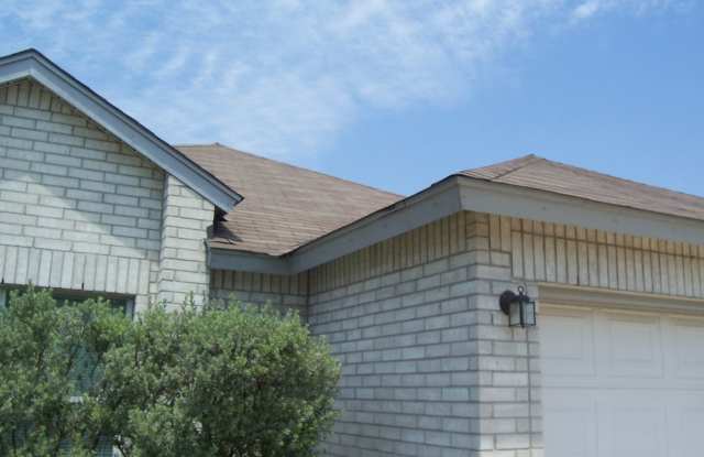 Charming 3-bedroom Home with spacious Backyard & 2-Car Garage in Leander Gallery 3