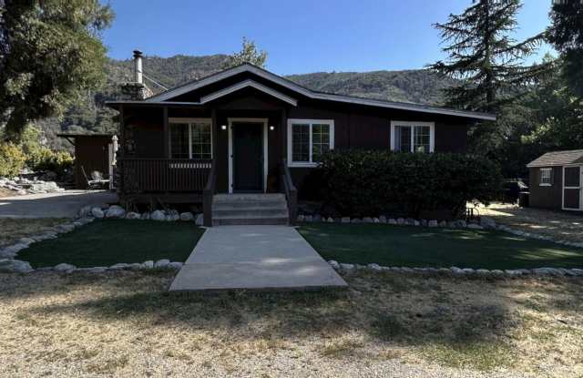 Gorgeous Fully Furnished 3 Bedroom 2 Bath Home in Mountain Home Village Community! photos photos