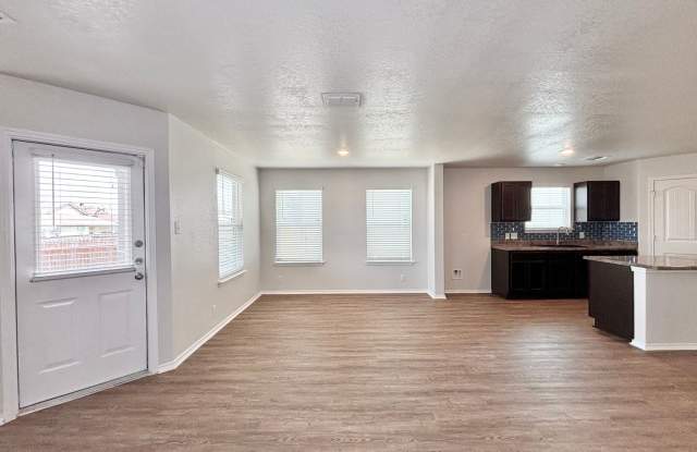 Beautiful and Unique 4 Bedroom Rental Home! Gallery 4