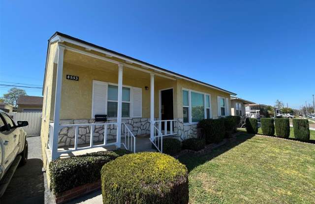 Lakewood California - 3 bedrooms - 1 3/4 Baths - Large Den - ready to rent!! - 4553 Palo Verde Avenue, Lakewood, CA 90713