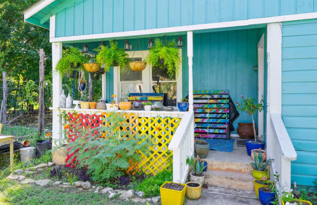 Large 4 Bedroom Home - Large Backyard Gallery 3