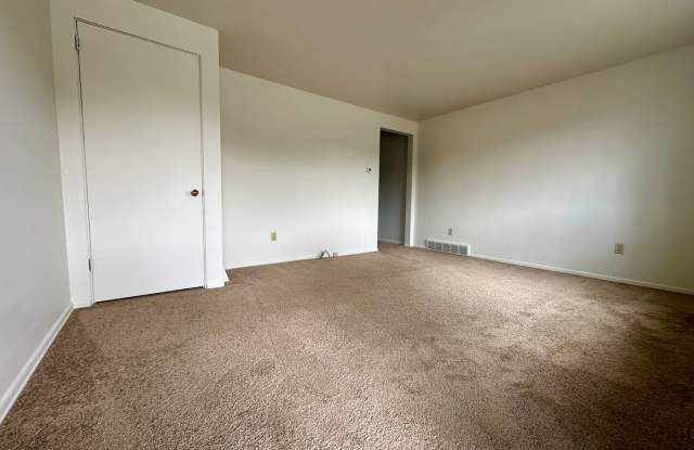 Spacious 2BR Townhome with Washer and Dryer Hook-ups & Yard! Call us Today for a Showing! Gallery 4