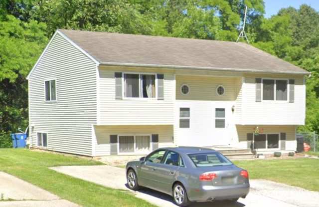 2 bedroom, 1.5 bath Townhouse style apartment; minutes to Downtown Chesterton! photos photos