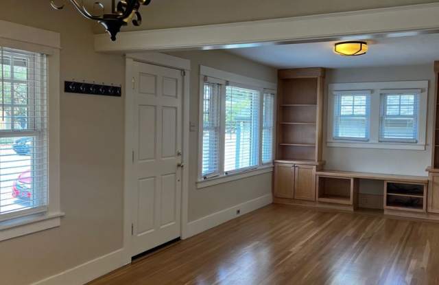 ** MOVE IN SPECIAL $500 OFF THE FIRST MONTH'S RENT! 2 Bedroom / 1 Bathroom Single Family Home – Prime Downtown Santa Rosa Location Gallery 4
