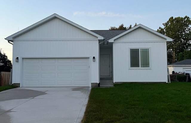 New Construction 3 Bedroom Home in Established Altoona Neighborhood - 106 9th Street Southeast, Altoona, IA 50009