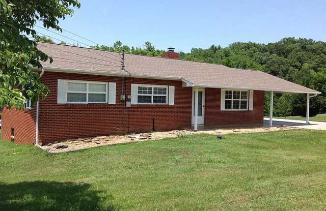 Charming 3 Bedroom Brick Rancher with Smoky Mountain Views in Sevierville Gallery 3