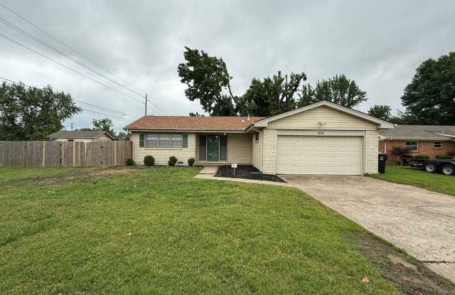 Welcome to this charming 3 bedroom, 2 bathroom home located on a corner lot in Broken Arrow, OK. photos photos