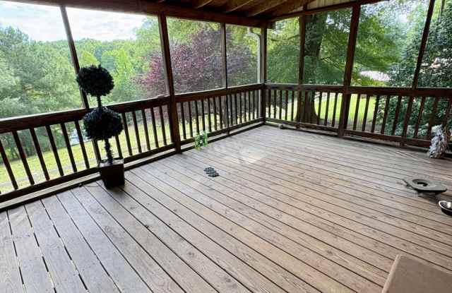 3 Bedrooms | 2 Bathrooms | $1,600/Month | $1,600 Security Deposit Gallery 4