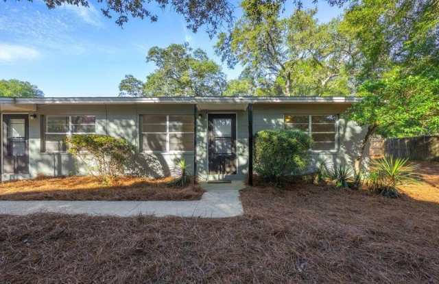 1013 Holton Avenue unit: 3 photos photos