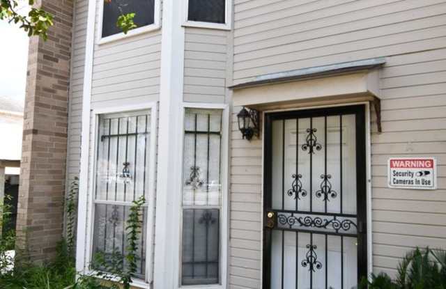 Housing Authority Vouchers Accepted !! Charming 2-bedroom, 2.5-bathroom home located in Baton Rouge photos photos