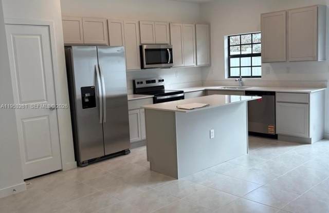 609 NW 6th Ter photos photos