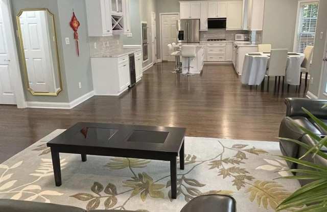 6025 Oakridge Court Gallery 3