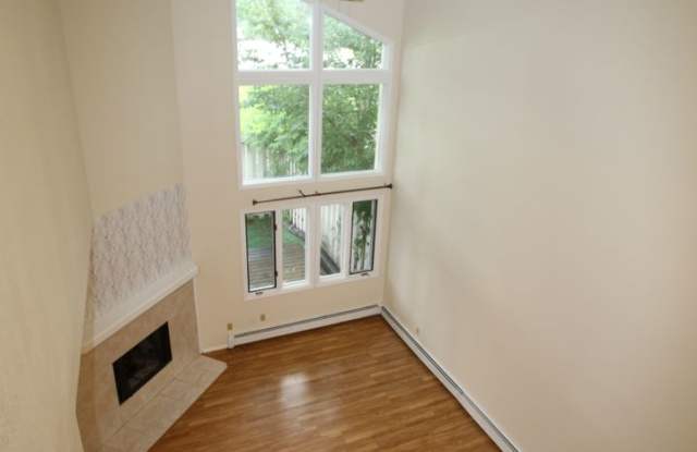 3 Bedroom Townhouse with Lake Access and Private Dock! Gallery 4
