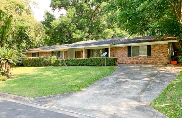 Pet Friendly 4BR/3BA Bedroom House - Available Mid-June! photos photos