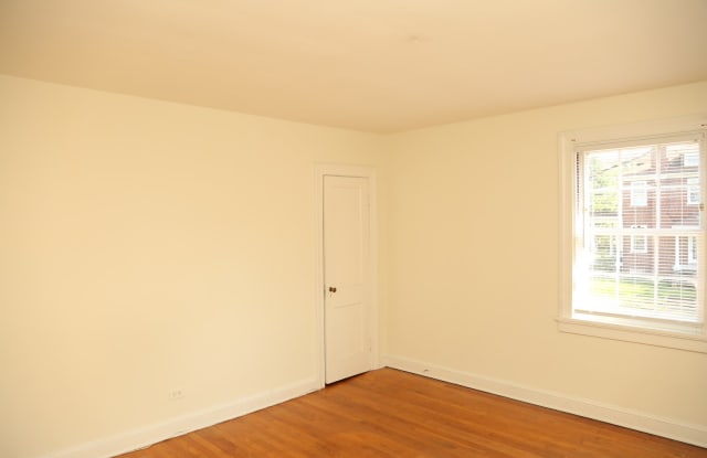 Spacious 5-Bedroom, 3-Bath Brick Home – Available for the 2027–2028 Term! Gallery 3