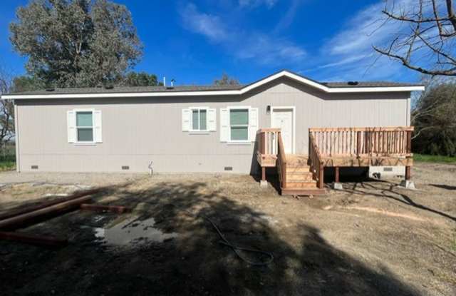 Rare horse property with huge workshop and dog kennels. Ready for move in - 2631 Olive Avenue, Stanislaus County, CA 95363