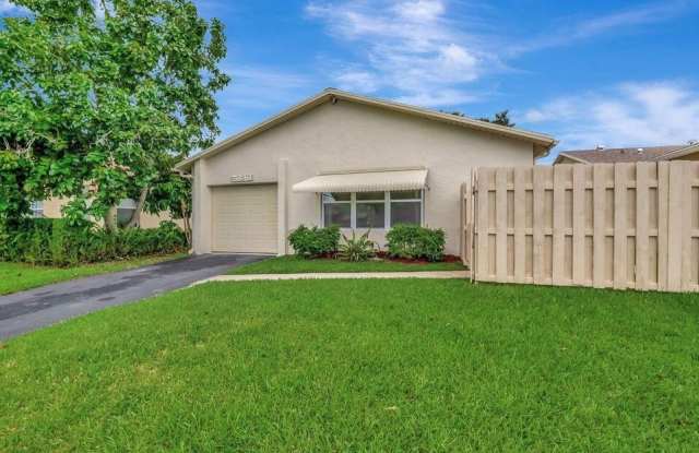 5846 Mirror Lakes Boulevard photos photos